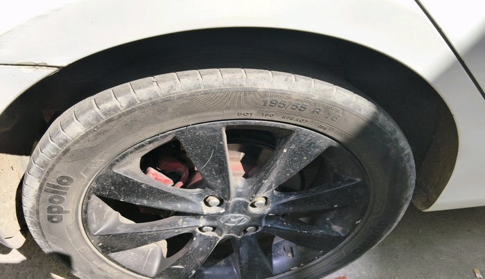 2011 Hyundai Verna FLUIDIC 1.6 VTVT SX OPT, Petrol, Manual, 1,64,129 km, tyre