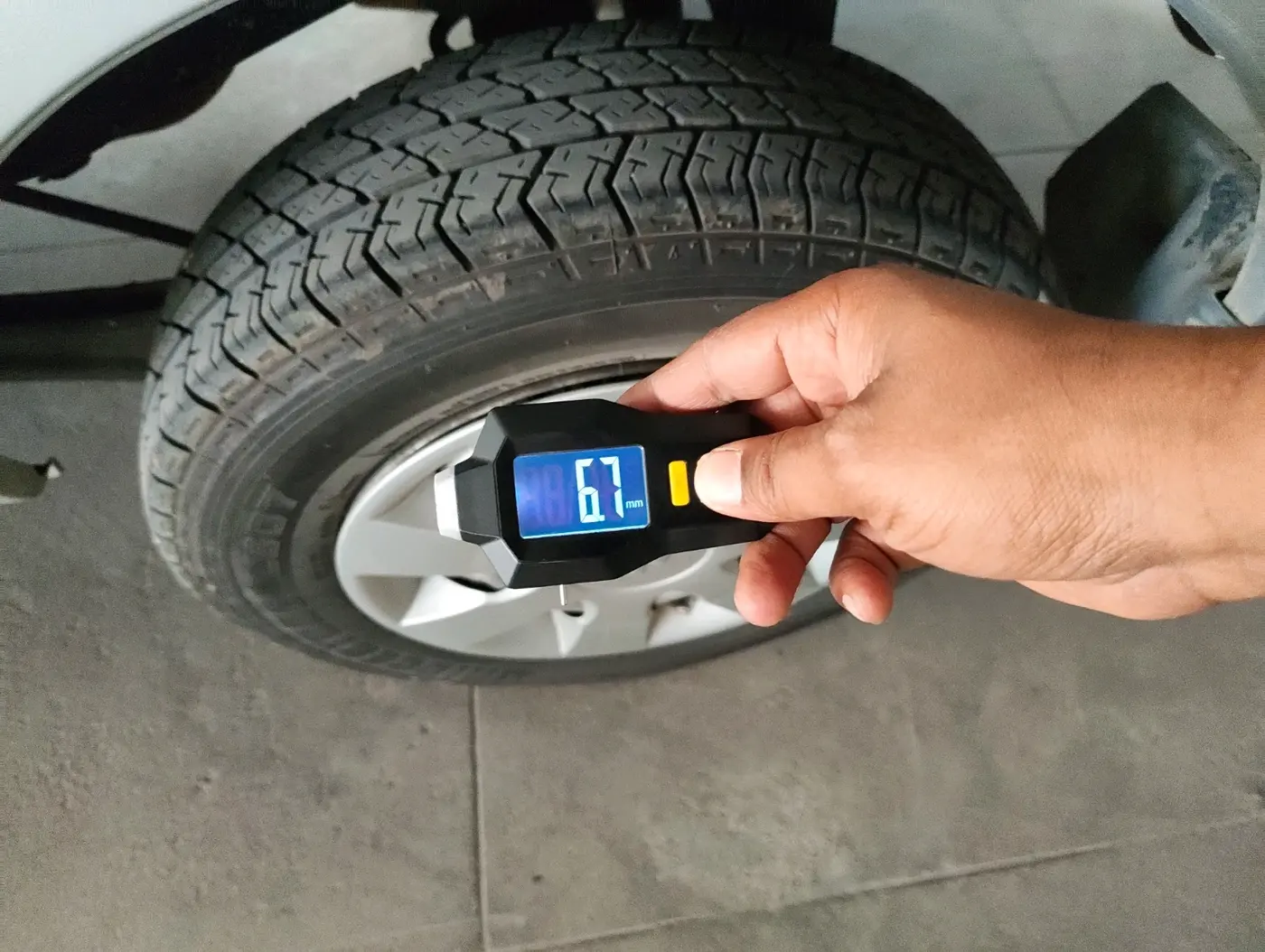 2013 Maruti Eeco 5 STR WITH A/C+HTR, Petrol, Manual, 89,863 km, tyre