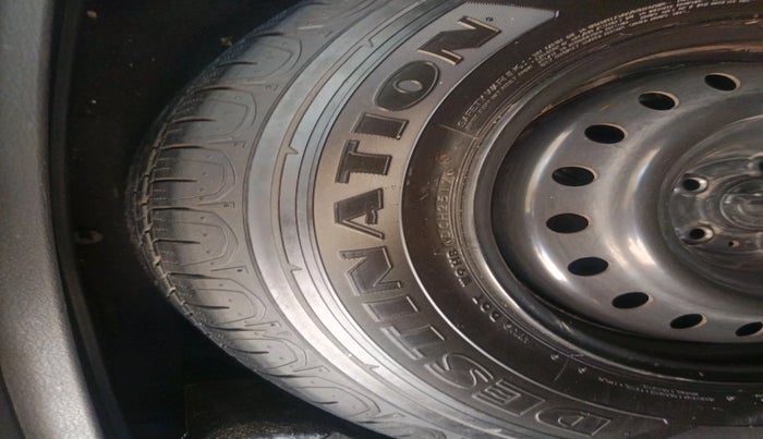 2017 Jeep Compass LONGITUDE (O) 2.0 DIESEL, Diesel, Manual, 1,21,727 km, tyre