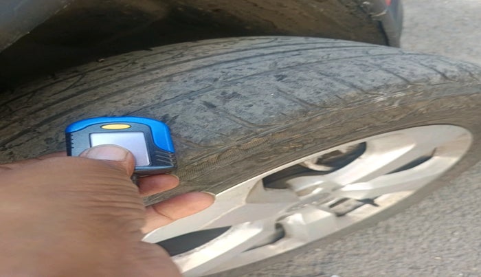 2017 Jeep Compass LONGITUDE (O) 2.0 DIESEL, Diesel, Manual, 1,21,727 km, tyre