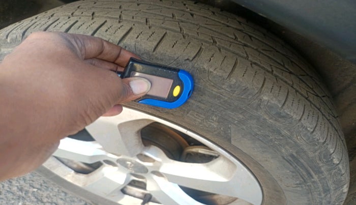 2017 Jeep Compass LONGITUDE (O) 2.0 DIESEL, Diesel, Manual, 1,21,727 km, tyre