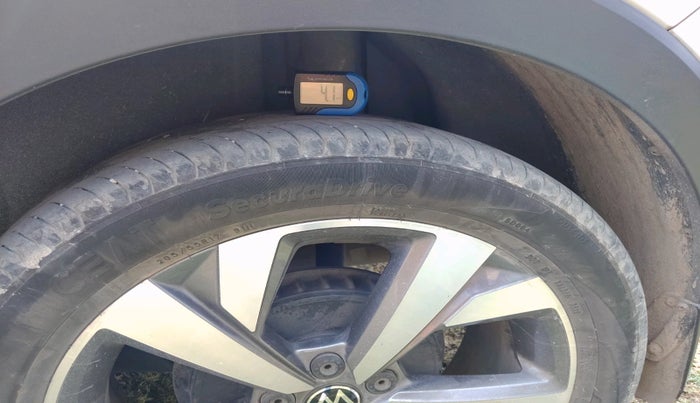 2022 Volkswagen TAIGUN TOPLINE 1.0 TSI MT, Petrol, Manual, 61,604 km, tyre