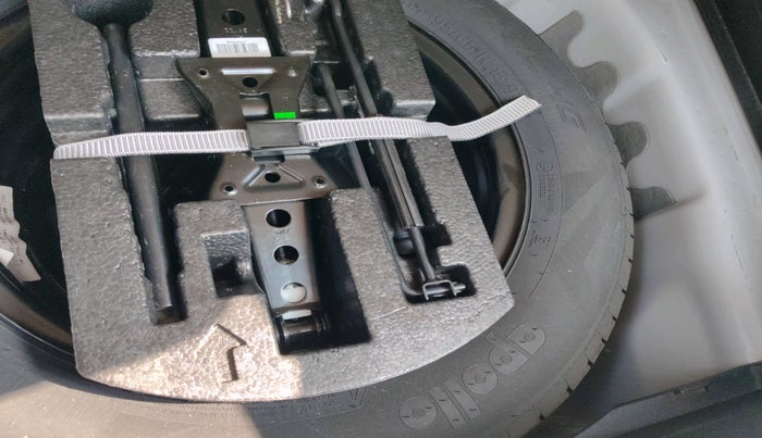 2022 Volkswagen TAIGUN TOPLINE 1.0 TSI MT, Petrol, Manual, 61,604 km, tyre