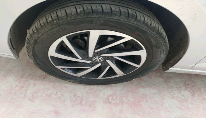 2024 Volkswagen VIRTUS TOPLINE TSI 1.0 AT, Petrol, Automatic, 20,180 km, tyre