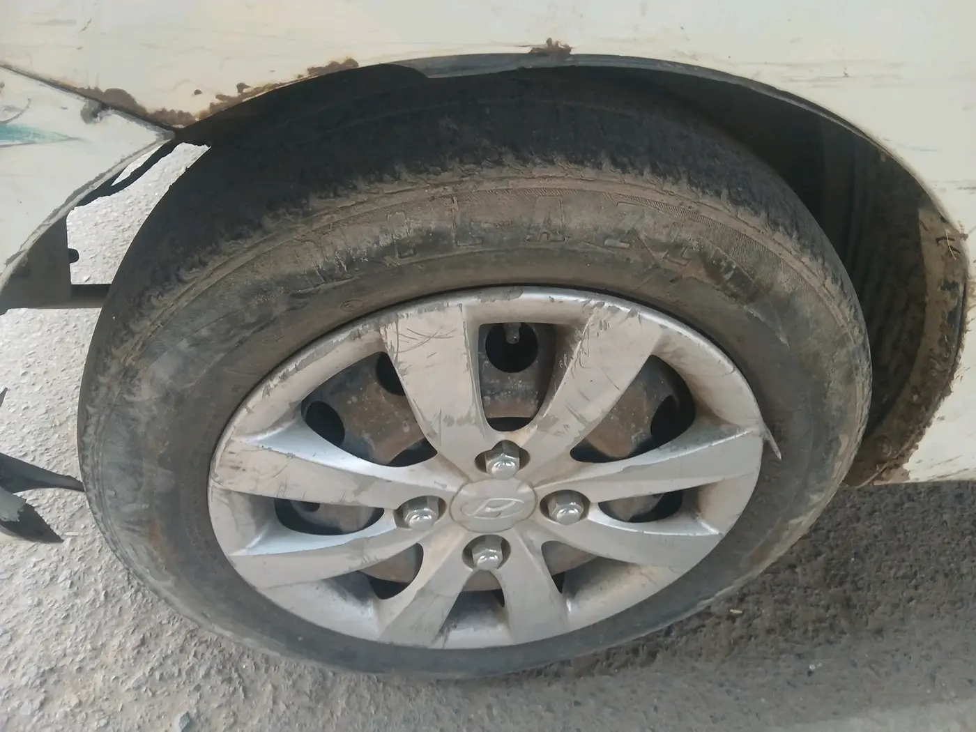 2011 Hyundai Eon ERA, Petrol, Manual, 1,70,103 km, tyre