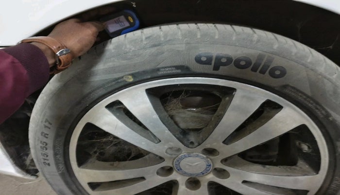 2007 Mercedes Benz E Class 280 CDI ELEGANCE, Diesel, Automatic, 1,43,857 km, tyre