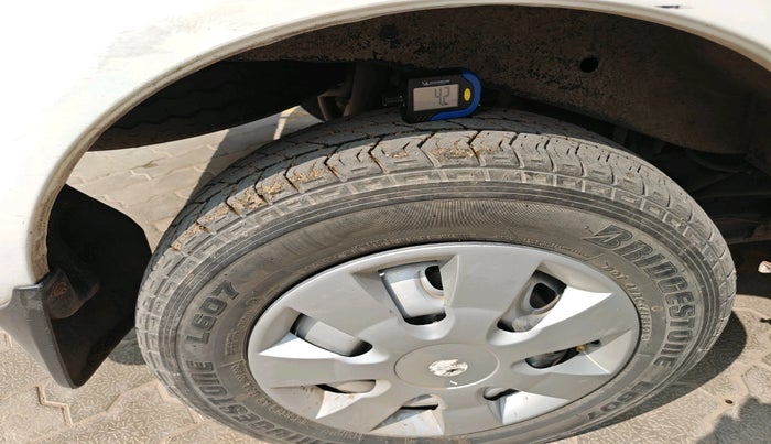 2022 Maruti Eeco 5 STR AC CNG (O), Petrol, Manual, 1,06,019 km, tyre