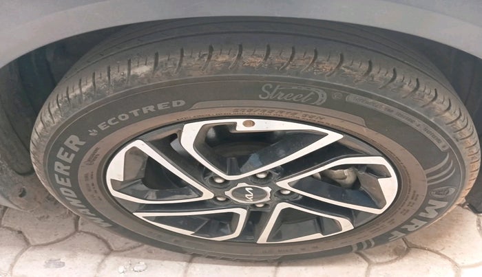 2022 KIA CARENS LUXURY PLUS 1.4 PETROL DCT 7 STR, Petrol, Automatic, 46,646 km, tyre