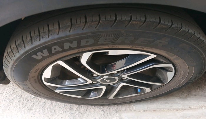 2022 KIA CARENS LUXURY PLUS 1.4 PETROL DCT 7 STR, Petrol, Automatic, 46,646 km, tyre