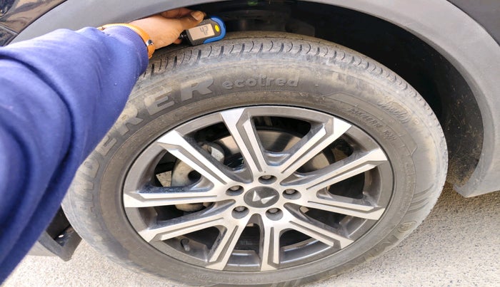 2023 Mahindra XUV700 AX 7 LUXURY D AT 7 STR, Diesel, Automatic, 61,252 km, tyre