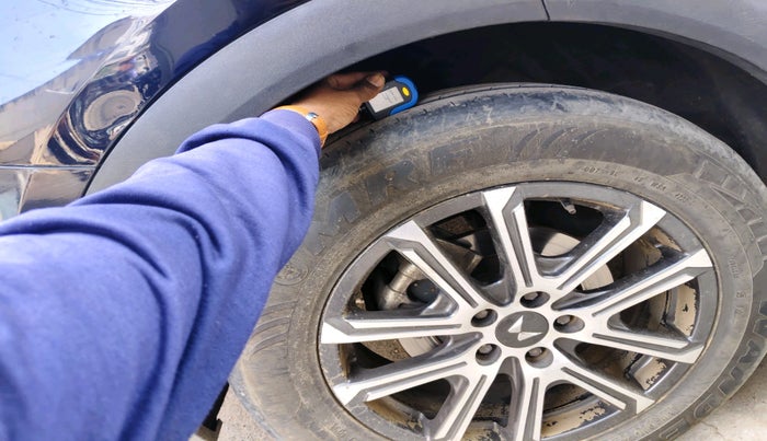 2023 Mahindra XUV700 AX 7 LUXURY D AT 7 STR, Diesel, Automatic, 61,252 km, tyre