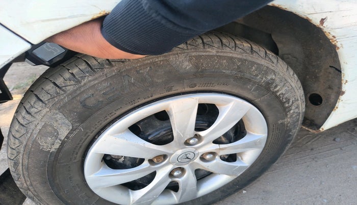 2016 Hyundai Eon ERA +, Petrol, Manual, 70,967 km, tyre