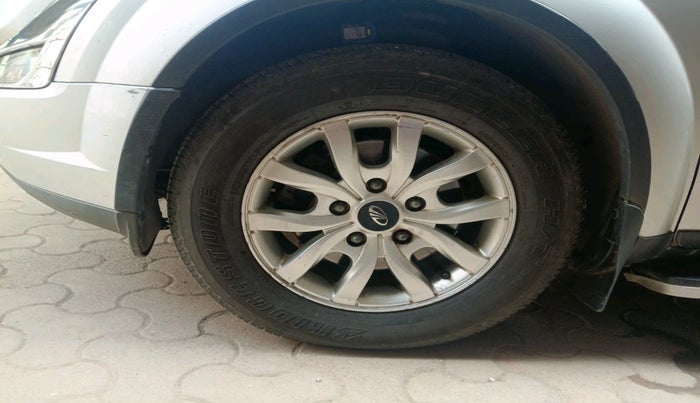 2017 Mahindra XUV500 W10 AT, Diesel, Automatic, 83,937 km, tyre