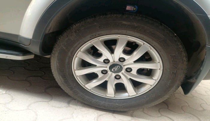 2017 Mahindra XUV500 W10 AT, Diesel, Automatic, 83,937 km, tyre