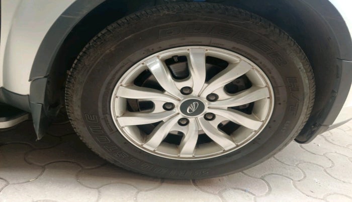 2017 Mahindra XUV500 W10 AT, Diesel, Automatic, 83,937 km, tyre