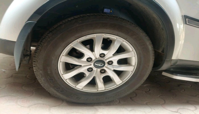 2017 Mahindra XUV500 W10 AT, Diesel, Automatic, 83,937 km, tyre