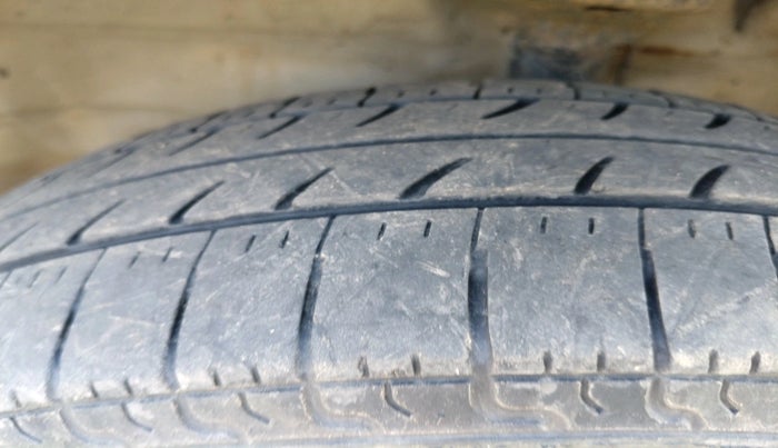 2012 Maruti Wagon R 1.0 LXI CNG, Petrol, Manual, 2,03,491 km, tyre