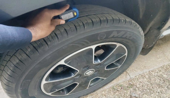 2017 Renault Duster 85 PS RXZ DIESEL, Diesel, Manual, 1,95,553 km, tyre