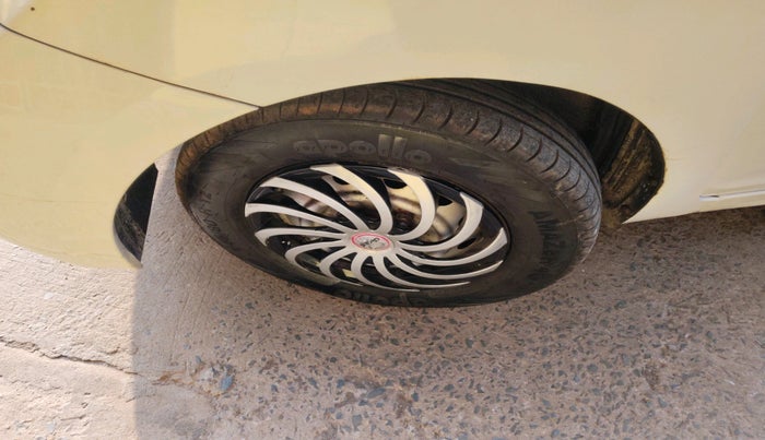 2014 Hyundai Eon ERA +, Petrol, Manual, 1,14,444 km, tyre