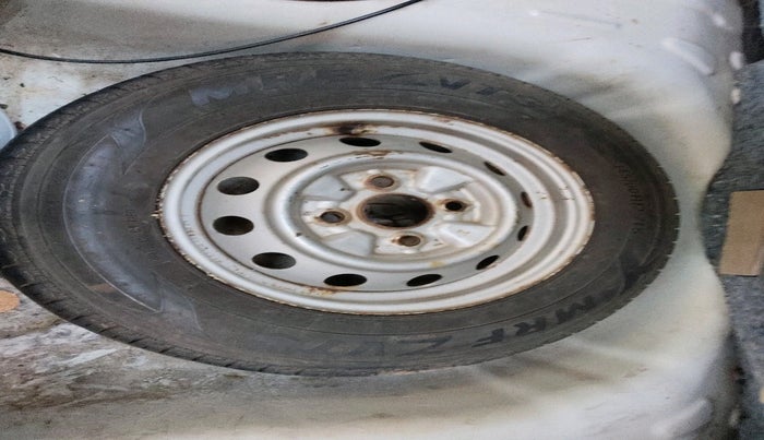 2014 Hyundai Eon ERA +, Petrol, Manual, 1,14,444 km, tyre