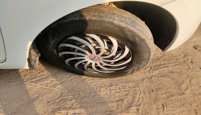 2014 Hyundai Eon ERA +, Petrol, Manual, 1,14,444 km, tyre