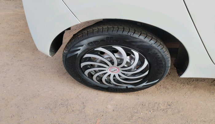 2014 Hyundai Eon ERA +, Petrol, Manual, 1,14,444 km, tyre