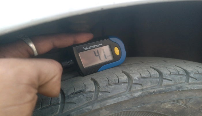 2011 Volkswagen Vento TRENDLINE DIESEL 1.6, Diesel, Manual, 1,13,803 km, tyre