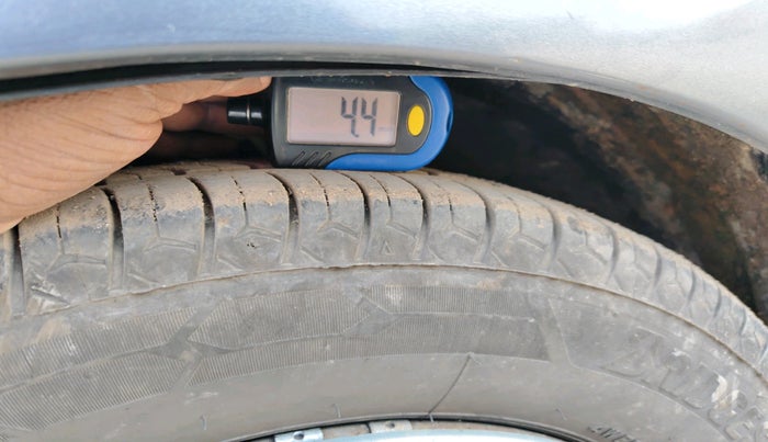 2014 Hyundai i10 MAGNA 1.1, Petrol, Manual, 1,01,830 km, tyre