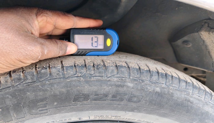 2014 Hyundai i10 MAGNA 1.1, Petrol, Manual, 1,01,830 km, tyre