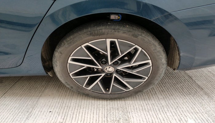 2021 Skoda Octavia L&K 2.0 AT, Petrol, Automatic, 81,085 km, tyre