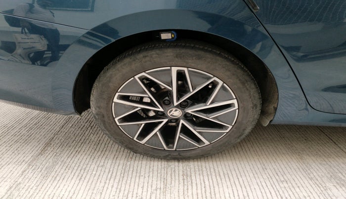 2021 Skoda Octavia L&K 2.0 AT, Petrol, Automatic, 81,085 km, tyre