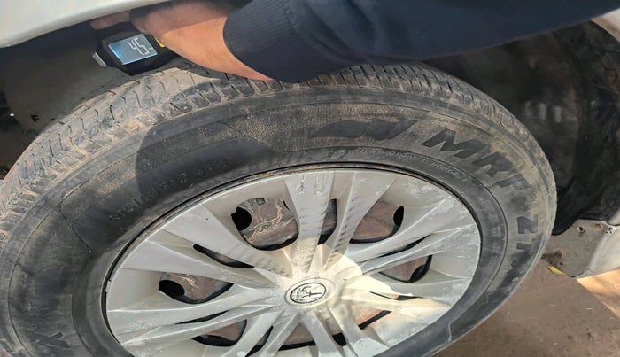 2012 Toyota Innova 2.5 GX 8 STR, Diesel, Manual, 1,92,592 km, tyre