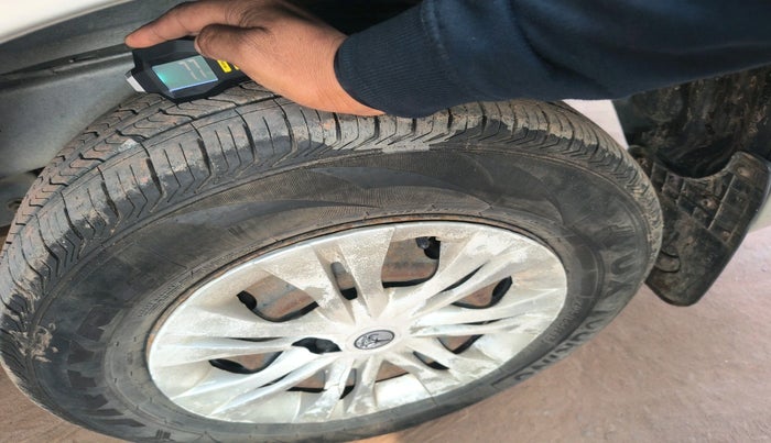 2012 Toyota Innova 2.5 GX 8 STR, Diesel, Manual, 1,92,592 km, tyre