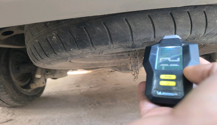 2012 Toyota Innova 2.5 GX 8 STR, Diesel, Manual, 1,92,592 km, tyre