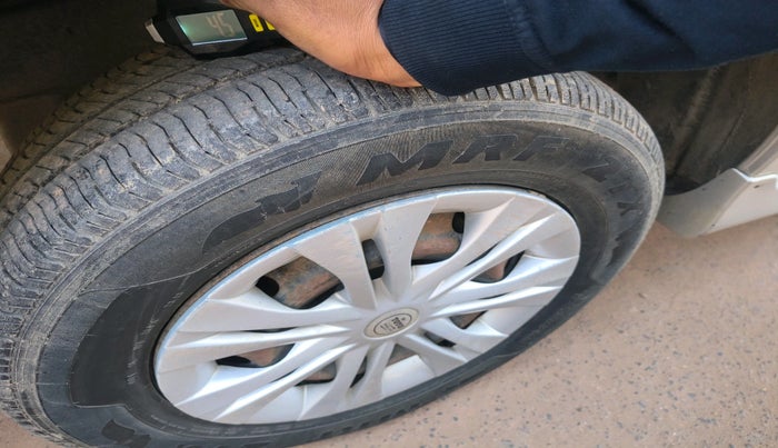 2012 Toyota Innova 2.5 GX 8 STR, Diesel, Manual, 1,92,592 km, tyre