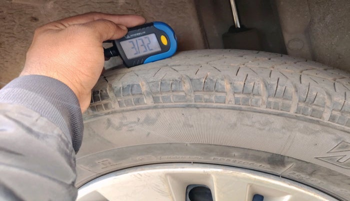 2013 Maruti Swift VXI, Petrol, Manual, 84,080 km, tyre