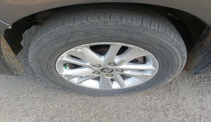 2016 Toyota Innova Crysta 2.4 VX 8 STR, Diesel, Manual, 1,81,910 km, tyre