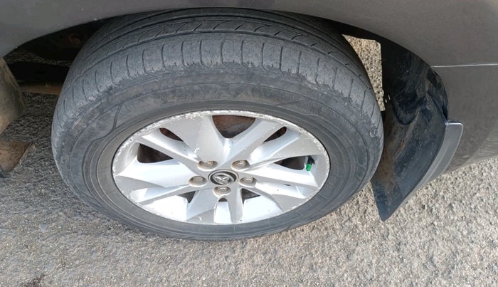 2016 Toyota Innova Crysta 2.4 VX 8 STR, Diesel, Manual, 1,81,910 km, tyre