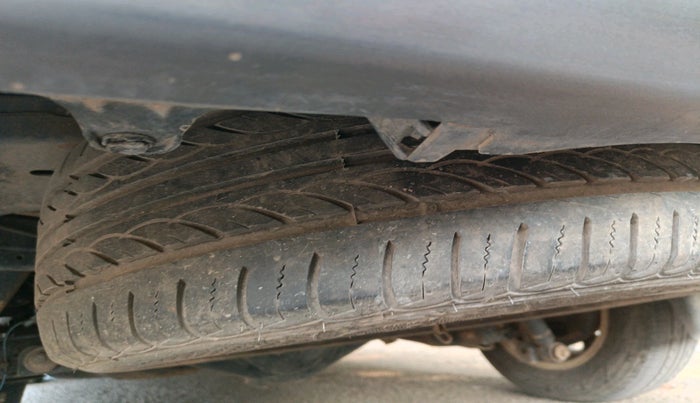 2016 Toyota Innova Crysta 2.4 VX 8 STR, Diesel, Manual, 1,81,910 km, tyre