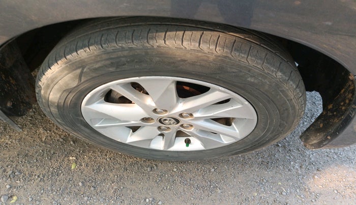 2016 Toyota Innova Crysta 2.4 VX 8 STR, Diesel, Manual, 1,81,910 km, tyre