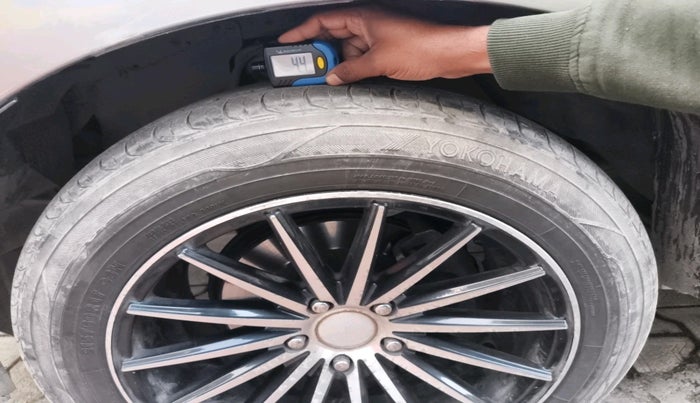 2016 Toyota Innova Crysta 2.8 ZX AT 7 STR, Diesel, Automatic, 1,25,370 km, tyre