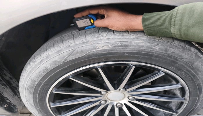 2016 Toyota Innova Crysta 2.8 ZX AT 7 STR, Diesel, Automatic, 1,25,370 km, tyre