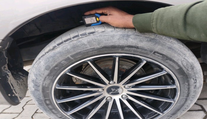 2016 Toyota Innova Crysta 2.8 ZX AT 7 STR, Diesel, Automatic, 1,25,370 km, tyre