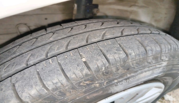 2015 Maruti Swift Dzire VDI, Diesel, Manual, 1,06,413 km, tyre