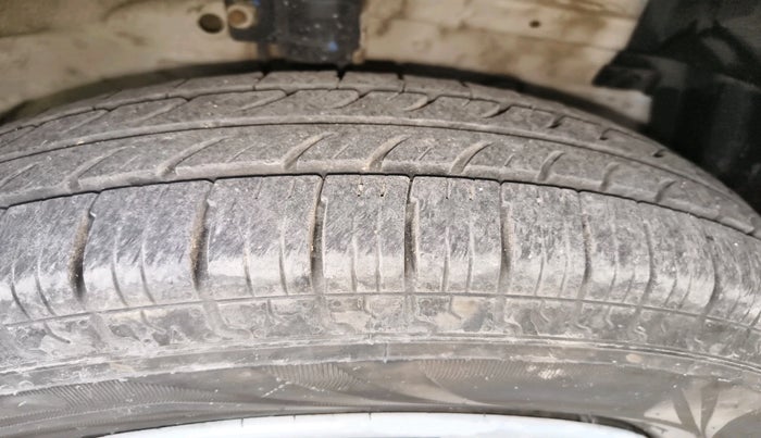 2015 Maruti Swift Dzire VDI, Diesel, Manual, 1,06,413 km, tyre