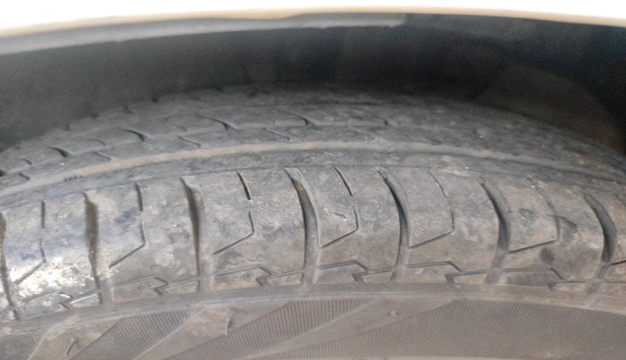 2011 Volkswagen Vento TRENDLINE DIESEL 1.6, Diesel, Manual, 1,26,781 km, tyre