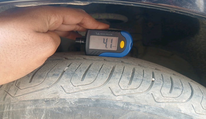 2011 Volkswagen Vento TRENDLINE 1.6, Petrol, Manual, 33,584 km, tyre