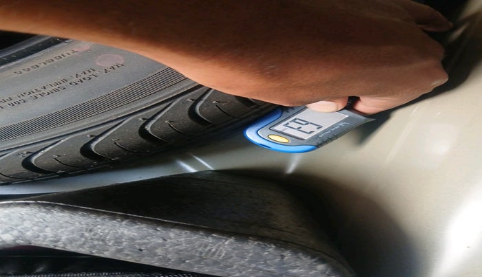 2011 Volkswagen Vento TRENDLINE 1.6, Petrol, Manual, 33,584 km, tyre