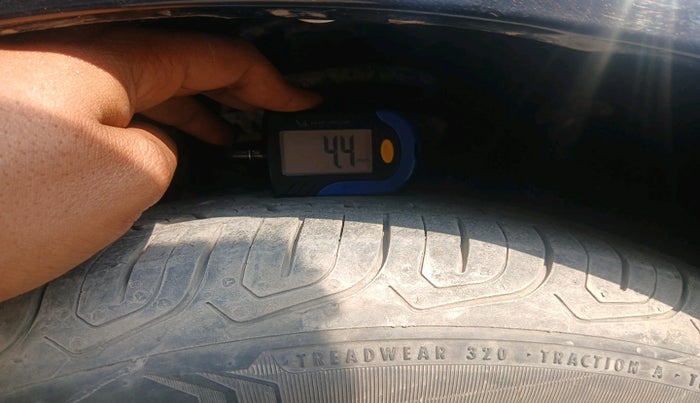 2011 Volkswagen Vento TRENDLINE 1.6, Petrol, Manual, 33,584 km, tyre