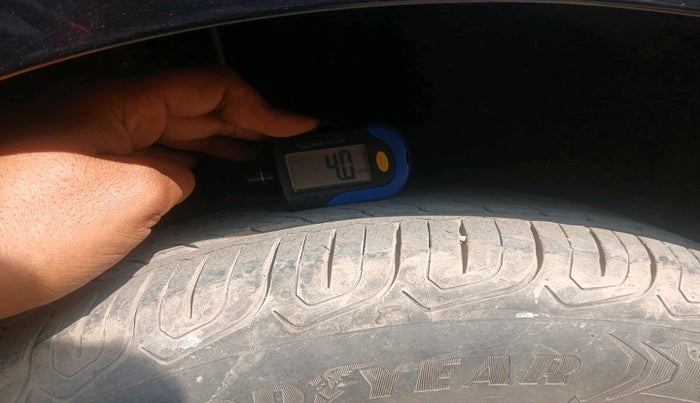 2011 Volkswagen Vento TRENDLINE 1.6, Petrol, Manual, 33,584 km, tyre